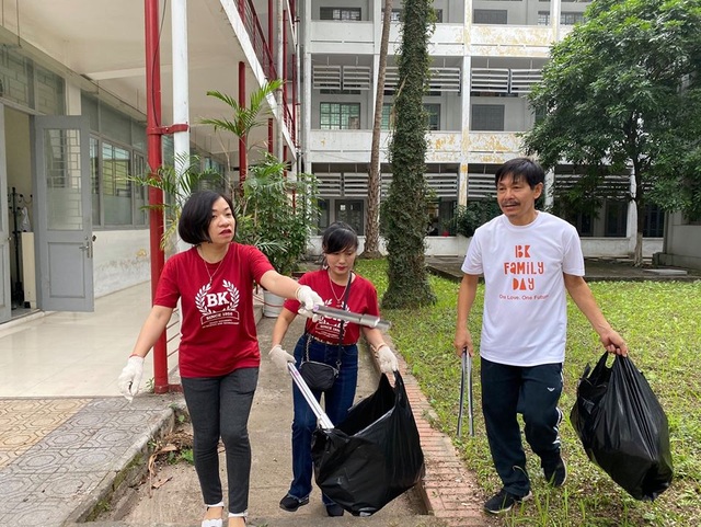 Phó Hiệu trưởng trường ĐH Bách khoa Hà Nội hăng say đi nhặt rác - 2 Phó Hiệu trưởng trường ĐH Bách khoa Hà Nội hăng say đi nhặt rác - 2