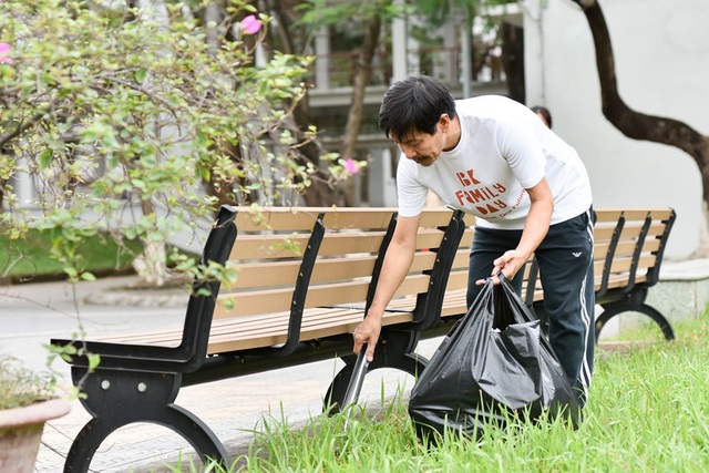 Phó Hiệu trưởng trường ĐH Bách khoa Hà Nội hăng say đi nhặt rác - 1 Phó Hiệu trưởng trường ĐH Bách khoa Hà Nội hăng say đi nhặt rác - 1