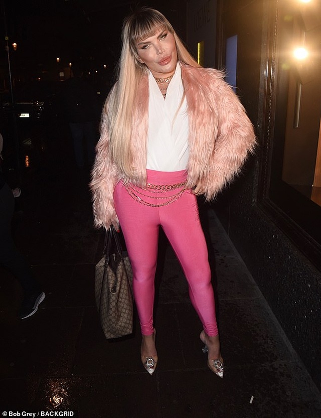 Rodrigo Alves điệu đà ra phố sau khi chuyển giới - 3 Rodrigo Alves điệu đà ra phố sau khi chuyển giới - 3