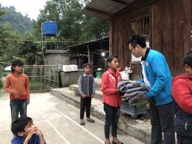 100 em nhỏ vùng biên giới Nghệ An được báo Dân trí tặng áo ấm giữa những ngày đông - 4 100 em nhỏ vùng biên giới Nghệ An được báo Dân trí tặng áo ấm giữa những ngày đông - 4