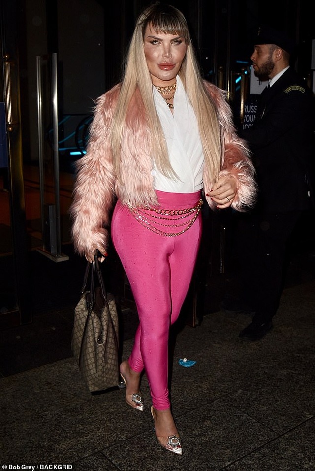 Rodrigo Alves điệu đà ra phố sau khi chuyển giới - 2 Rodrigo Alves điệu đà ra phố sau khi chuyển giới - 2