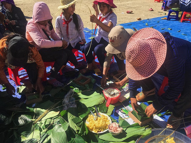 Thầy trò trường vùng cao tự tay gói bánh chưng đón Tết - 1 Thầy trò trường vùng cao tự tay gói bánh chưng đón Tết - 1