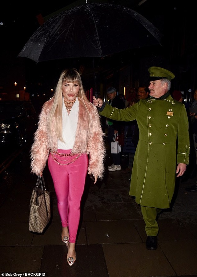 Rodrigo Alves điệu đà ra phố sau khi chuyển giới - 1 Rodrigo Alves điệu đà ra phố sau khi chuyển giới - 1