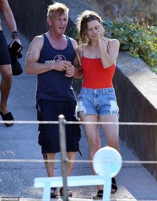 Sean Penn dự sự kiện cùng bạn gái kém 32 tuổi - 4 Sean Penn dự sự kiện cùng bạn gái kém 32 tuổi - 4