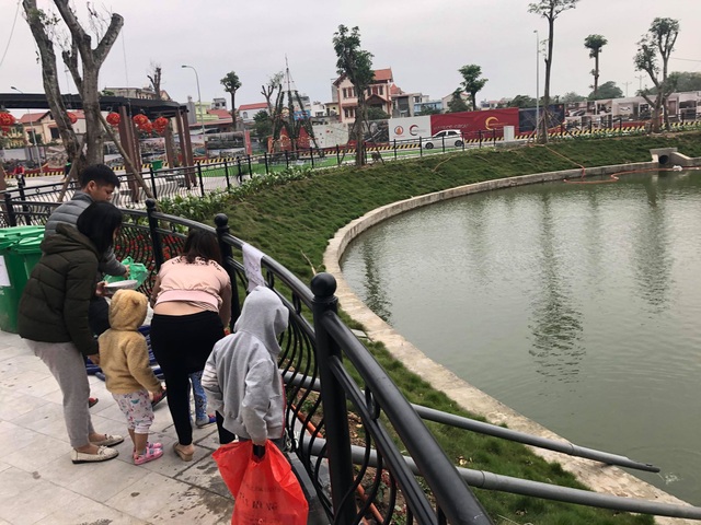 Hà Nội: Lắp cầu trượt “tiễn” Táo quân về trời, dân thích thú xếp hàng chờ đến lượt - 1 Hà Nội: Lắp cầu trượt “tiễn” Táo quân về trời, dân thích thú xếp hàng chờ đến lượt - 1