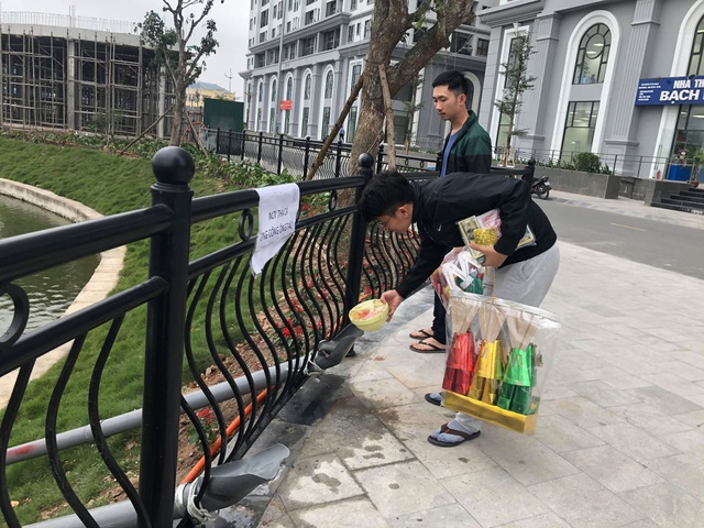 Hà Nội: Lắp cầu trượt “tiễn” Táo quân về trời, dân thích thú xếp hàng chờ đến lượt - 3 Hà Nội: Lắp cầu trượt “tiễn” Táo quân về trời, dân thích thú xếp hàng chờ đến lượt - 3