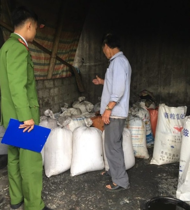Bắt quả tang cơ sở đang chế biến 6 tạ mỡ bẩn - 1 Bắt quả tang cơ sở đang chế biến 6 tạ mỡ bẩn - 1
