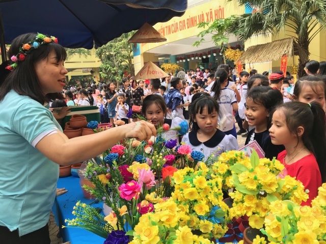 Học trò du xuân, đi chợ Tết... ngay giữa sân trường - 9 Học trò du xuân, đi chợ Tết... ngay giữa sân trường - 9