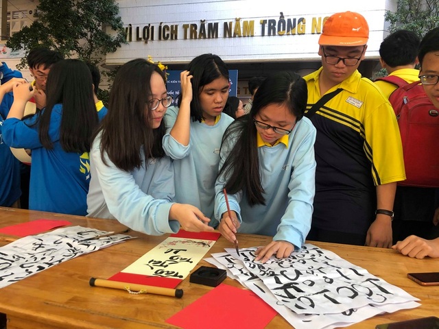 Học trò du xuân, đi chợ Tết... ngay giữa sân trường - 6 Học trò du xuân, đi chợ Tết... ngay giữa sân trường - 6