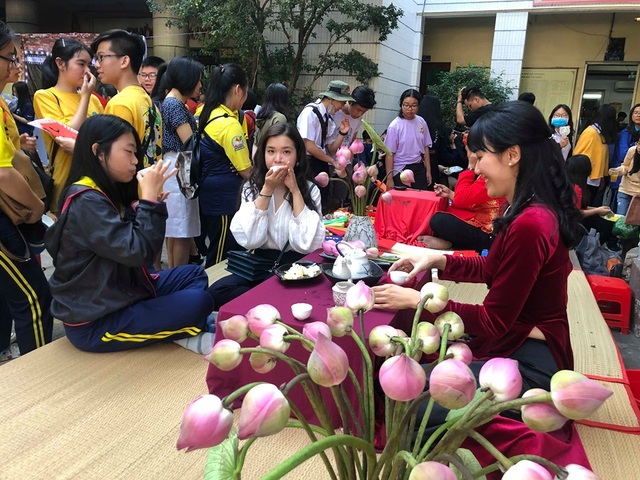 Học trò du xuân, đi chợ Tết... ngay giữa sân trường - 7 Học trò du xuân, đi chợ Tết... ngay giữa sân trường - 7