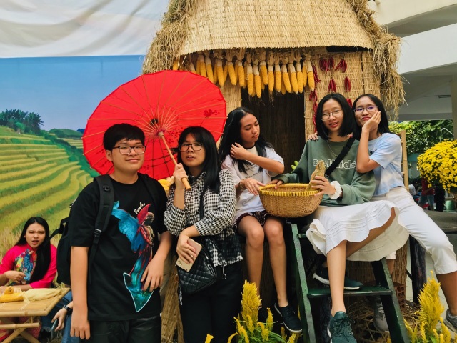Học trò du xuân, đi chợ Tết... ngay giữa sân trường - 1 Học trò du xuân, đi chợ Tết... ngay giữa sân trường - 1