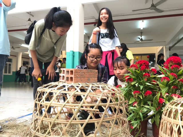 Học trò du xuân, đi chợ Tết... ngay giữa sân trường - 4 Học trò du xuân, đi chợ Tết... ngay giữa sân trường - 4