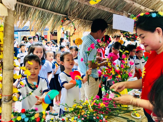 Học trò du xuân, đi chợ Tết... ngay giữa sân trường - 8 Học trò du xuân, đi chợ Tết... ngay giữa sân trường - 8