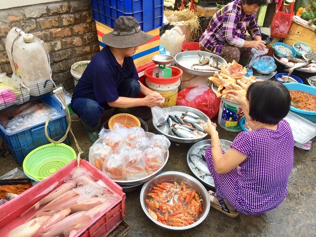 TP.HCM: Dân buôn “hét giá” cá chép trong ngày đưa ông Táo chầu trời - 2 TP.HCM: Dân buôn “hét giá” cá chép trong ngày đưa ông Táo chầu trời - 2
