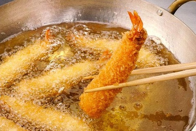 Mỡ nóng, gia vị bắn vào mắt, xử lý như thế nào? - 1 Mỡ nóng, gia vị bắn vào mắt, xử lý như thế nào? - 1