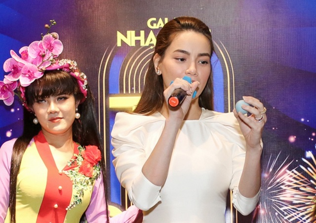 Hồ Ngọc Hà ngại ngùng khi hát lô tô cùng đoàn nghệ sĩ chuyên nghiệp - 7 Hồ Ngọc Hà ngại ngùng khi hát lô tô cùng đoàn nghệ sĩ chuyên nghiệp - 7