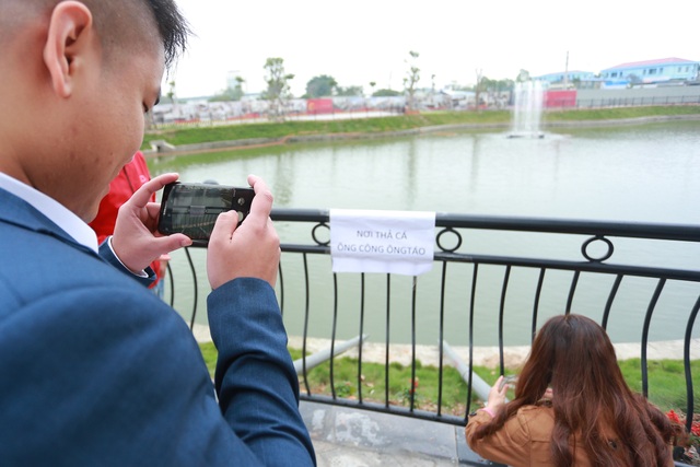 Hà Nội: Lắp cầu trượt “tiễn” Táo quân về trời, dân thích thú xếp hàng chờ đến lượt - 17 Hà Nội: Lắp cầu trượt “tiễn” Táo quân về trời, dân thích thú xếp hàng chờ đến lượt - 17