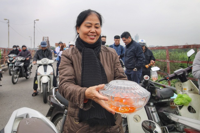 Người Hà Nội văn minh mang xô chậu đi thả cá chép, không thả túi nilon - 1 Người Hà Nội văn minh mang xô chậu đi thả cá chép, không thả túi nilon - 1
