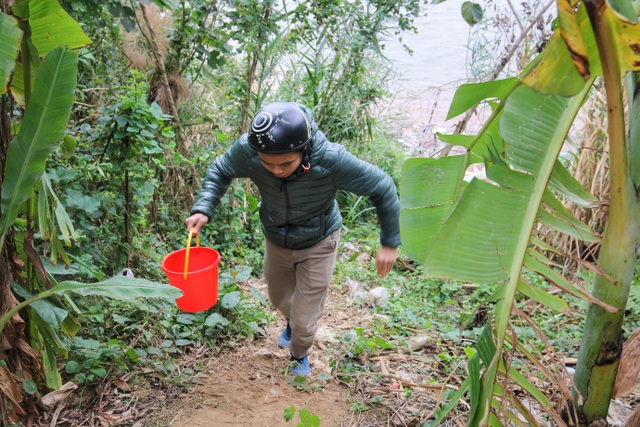 Người Hà Nội văn minh mang xô chậu đi thả cá chép, không thả túi nilon - 5 Người Hà Nội văn minh mang xô chậu đi thả cá chép, không thả túi nilon - 5