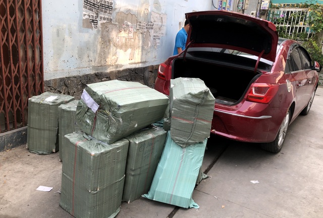 Ô tô chở thuốc lá lậu tông sập cửa nhà để tẩu thoát - 1 Ô tô chở thuốc lá lậu tông sập cửa nhà để tẩu thoát - 1
