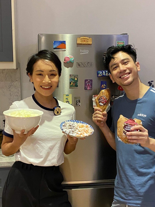 Vào bếp cùng Dino Vũ và Giang Ơi: Biến tấu mâm cơm Tết, kể chuyện ở Châu Âu - 3 Vào bếp cùng Dino Vũ và Giang Ơi: Biến tấu mâm cơm Tết, kể chuyện ở Châu Âu - 3