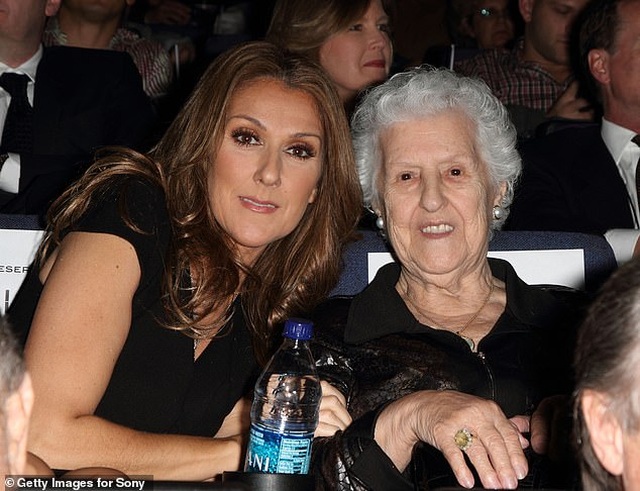 Celine Dion rớm lệ khi biểu diễn ngay sau khi mẹ qua đời - 2 Celine Dion rớm lệ khi biểu diễn ngay sau khi mẹ qua đời - 2