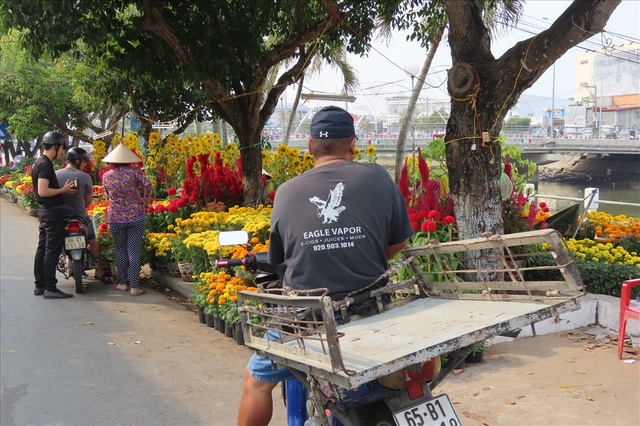 Kiếm dễ chục triệu bằng nghề chở kiểng ngày Tết - 1 Kiếm dễ chục triệu bằng nghề chở kiểng ngày Tết - 1