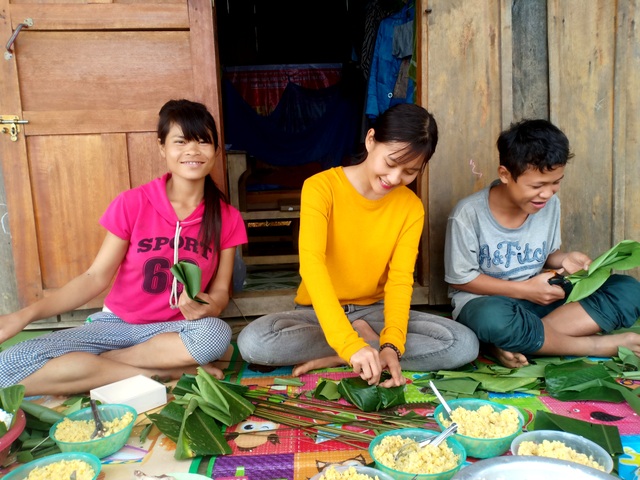 Thầy trò vùng cao cùng nấu bánh chưng tặng học sinh nghèo đón Tết - 3 Thầy trò vùng cao cùng nấu bánh chưng tặng học sinh nghèo đón Tết - 3