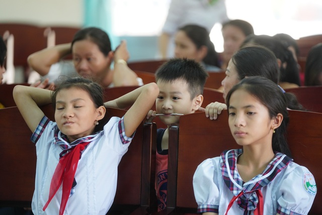 Báo Dân trí mang “Xuân Yêu Thương” đến với học sinh có hoàn cảnh khó khăn - 6 Báo Dân trí mang “Xuân Yêu Thương” đến với học sinh có hoàn cảnh khó khăn - 6