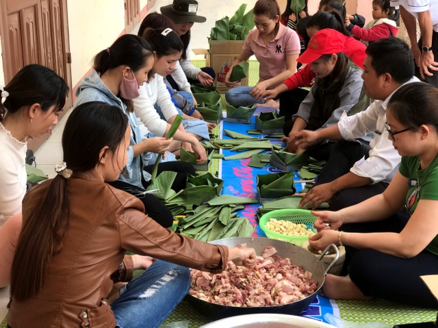 Thầy trò vùng cao cùng nấu bánh chưng tặng học sinh nghèo đón Tết - 5 Thầy trò vùng cao cùng nấu bánh chưng tặng học sinh nghèo đón Tết - 5