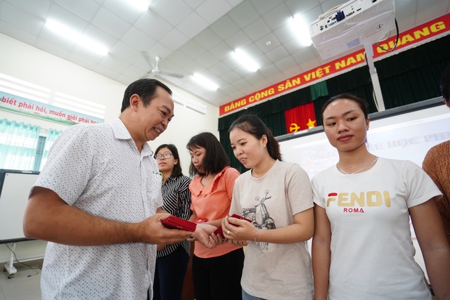 Báo Dân trí mang “Xuân Yêu Thương” đến với học sinh có hoàn cảnh khó khăn - 3 Báo Dân trí mang “Xuân Yêu Thương” đến với học sinh có hoàn cảnh khó khăn - 3