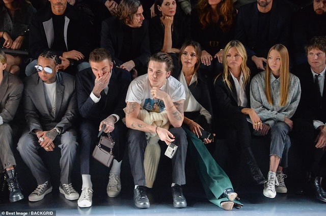 Gia đình Beckham nổi bật khi đi xem show thời trang - 6 Gia đình Beckham nổi bật khi đi xem show thời trang - 6