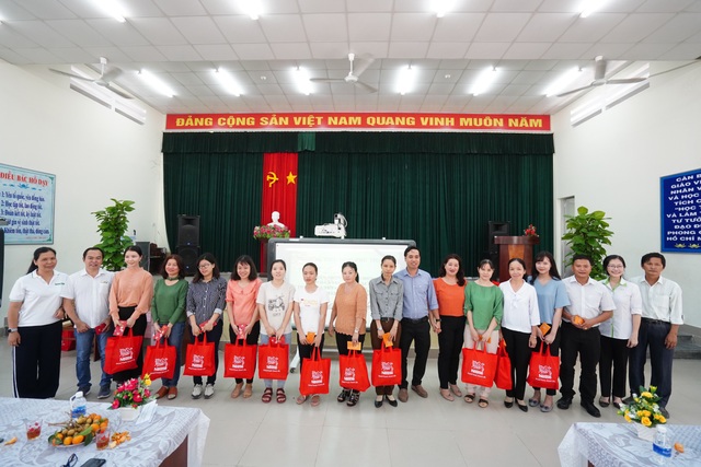 Báo Dân trí mang “Xuân Yêu Thương” đến với học sinh có hoàn cảnh khó khăn - 2 Báo Dân trí mang “Xuân Yêu Thương” đến với học sinh có hoàn cảnh khó khăn - 2