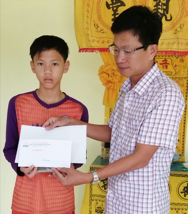 Bé gái bị u bướu tại Bạc Liêu được bạn đọc giúp đỡ xây ngôi nhà mới - 2 Bé gái bị u bướu tại Bạc Liêu được bạn đọc giúp đỡ xây ngôi nhà mới - 2