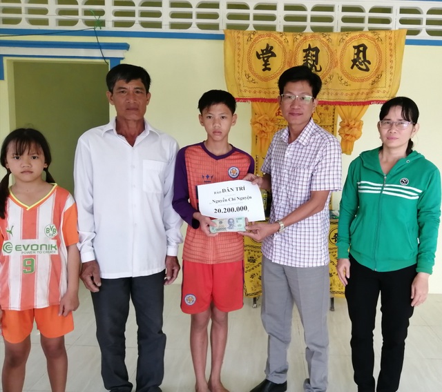 Bé gái bị u bướu tại Bạc Liêu được bạn đọc giúp đỡ xây ngôi nhà mới - 1 Bé gái bị u bướu tại Bạc Liêu được bạn đọc giúp đỡ xây ngôi nhà mới - 1