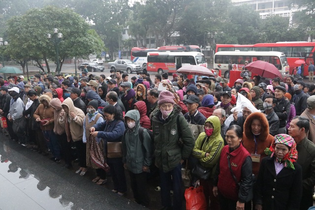 Hà Nội: Hơn 300 bệnh nhân được về quê đón Tết miễn phí - 2 Hà Nội: Hơn 300 bệnh nhân được về quê đón Tết miễn phí - 2