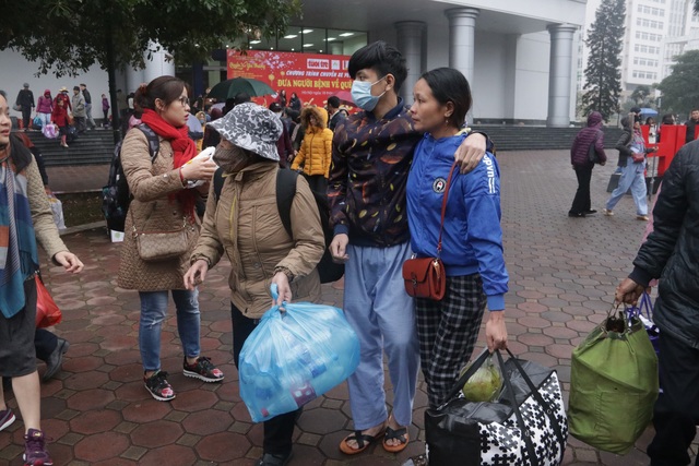Hà Nội: Hơn 300 bệnh nhân được về quê đón Tết miễn phí - 9 Hà Nội: Hơn 300 bệnh nhân được về quê đón Tết miễn phí - 9