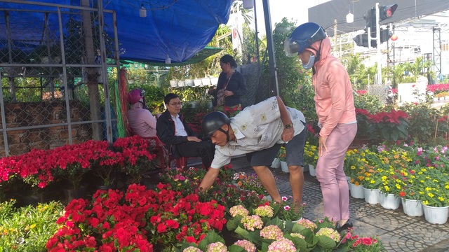 khach-mua-hoa-1579338023464.jpg