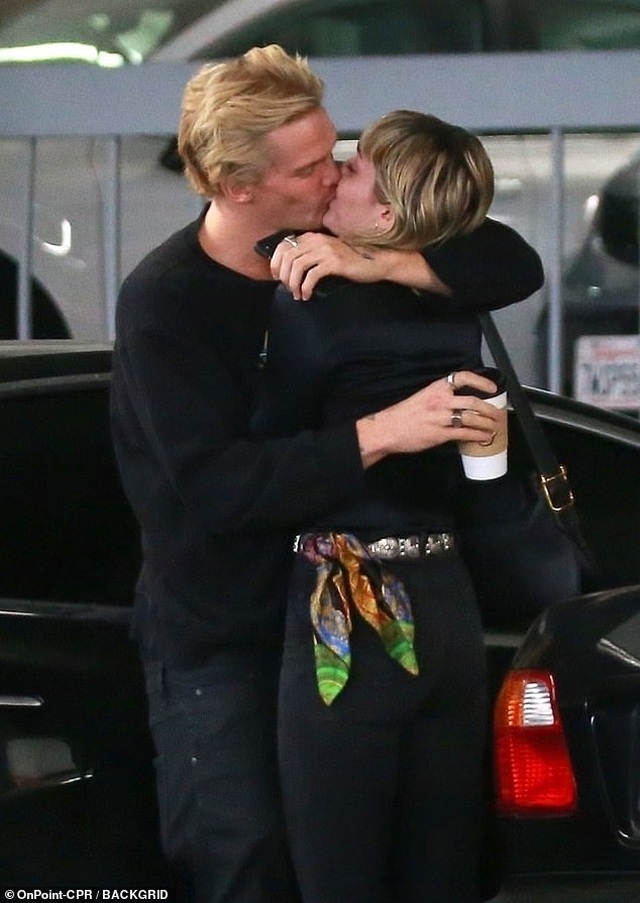 Miley Cyrus tình tứ hôn bồ kém tuổi - 1 Miley Cyrus tình tứ hôn bồ kém tuổi - 1