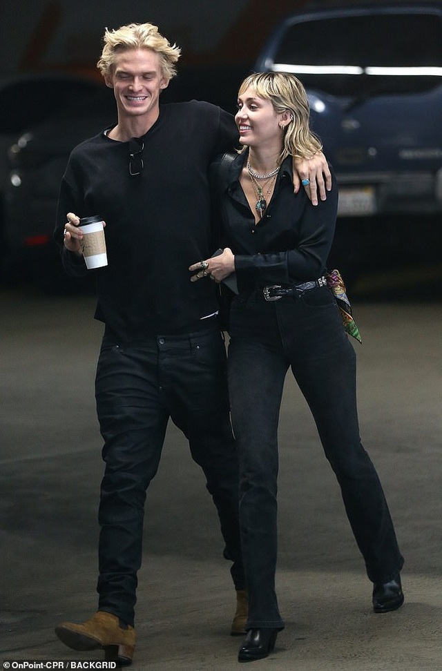 Miley Cyrus tình tứ hôn bồ kém tuổi - 4 Miley Cyrus tình tứ hôn bồ kém tuổi - 4