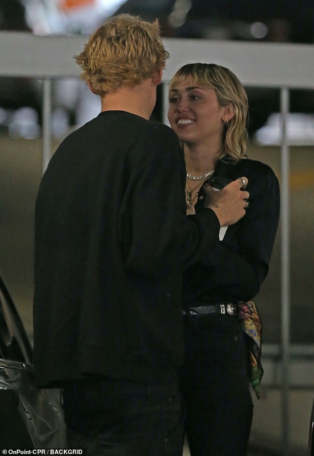 Miley Cyrus tình tứ hôn bồ kém tuổi - 2 Miley Cyrus tình tứ hôn bồ kém tuổi - 2