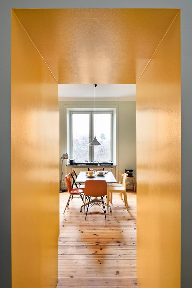 Căn nhà 80 m2 bắt mắt và đầy sức hút nhờ những bức tường sơn vàng ấn tượng - 2 Căn nhà 80 m2 bắt mắt và đầy sức hút nhờ những bức tường sơn vàng ấn tượng - 2