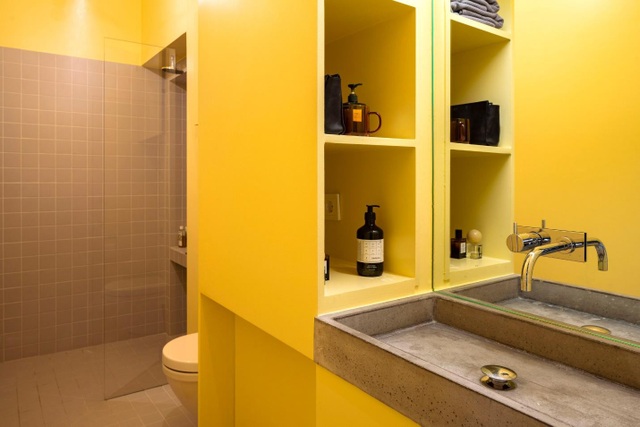 Căn nhà 80 m2 bắt mắt và đầy sức hút nhờ những bức tường sơn vàng ấn tượng - 4 Căn nhà 80 m2 bắt mắt và đầy sức hút nhờ những bức tường sơn vàng ấn tượng - 4