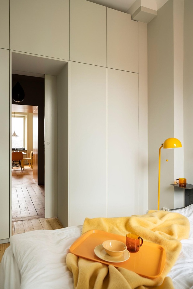 Căn nhà 80 m2 bắt mắt và đầy sức hút nhờ những bức tường sơn vàng ấn tượng - 6 Căn nhà 80 m2 bắt mắt và đầy sức hút nhờ những bức tường sơn vàng ấn tượng - 6