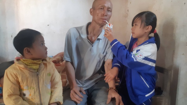 Tết cận kề, rớt nước mắt với nỗi éo le của người phụ nữ bị “trời đày” - 3 Tết cận kề, rớt nước mắt với nỗi éo le của người phụ nữ bị “trời đày” - 3