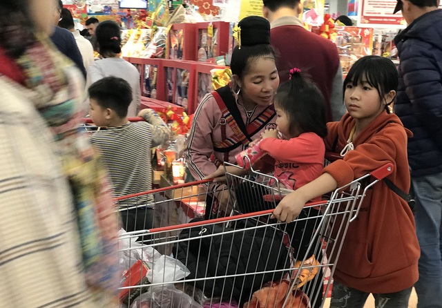 Biển người đổ đi sắm Tết, người lớn bơ phờ, trẻ con ngủ gật trên lưng mẹ chờ thanh toán - 6 Biển người đổ đi sắm Tết, người lớn bơ phờ, trẻ con ngủ gật trên lưng mẹ chờ thanh toán - 6