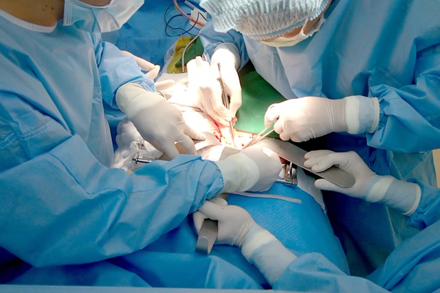 Cụ bà 99 tuổi mất 3 lít máu vì vỡ túi phình động mạch - 3 Cụ bà 99 tuổi mất 3 lít máu vì vỡ túi phình động mạch - 3