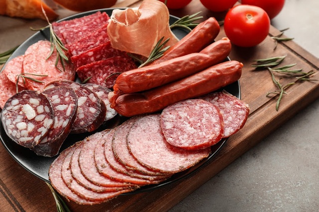 Xúc xích, thịt xông khói được ưa chuộng trong mùa Tết: Tiện dụng nhưng đừng lạm dụng - 1 Xúc xích, thịt xông khói được ưa chuộng trong mùa Tết: Tiện dụng nhưng đừng lạm dụng - 1
