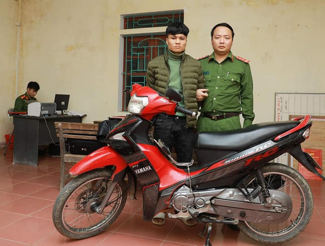 Nhân viên cây xăng “hóa giải” đòn dí dao vào cổ, quật ngã tên cướp - 1 Nhân viên cây xăng “hóa giải” đòn dí dao vào cổ, quật ngã tên cướp - 1