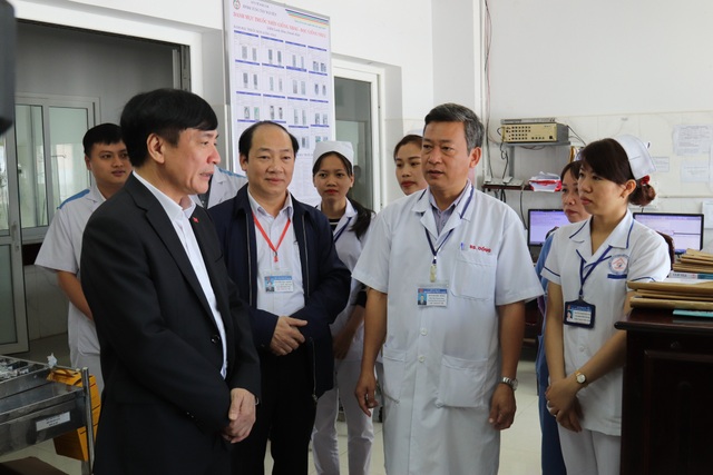 Bí thư tỉnh ủy Đắk Lắk thăm, tặng quà tết cho bệnh nhân hiểm nghèo - 2 Bí thư tỉnh ủy Đắk Lắk thăm, tặng quà tết cho bệnh nhân hiểm nghèo - 2